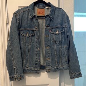 Levi's Blue Lightweight Shirt Jacket with Classic Denim Style